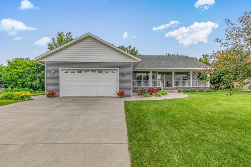 662 Cottonwood Ave, Litchfield, MN 55355