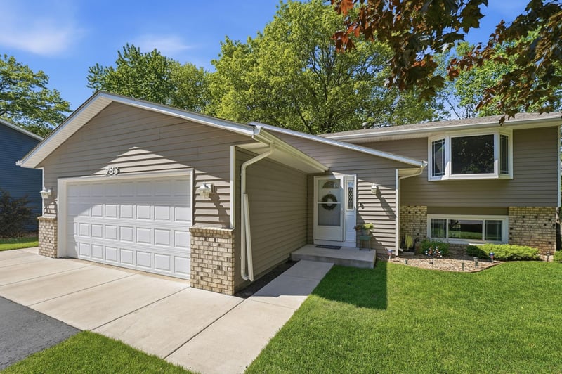 783 Bur Oak Ct, Vadnais Heights, MN 55127