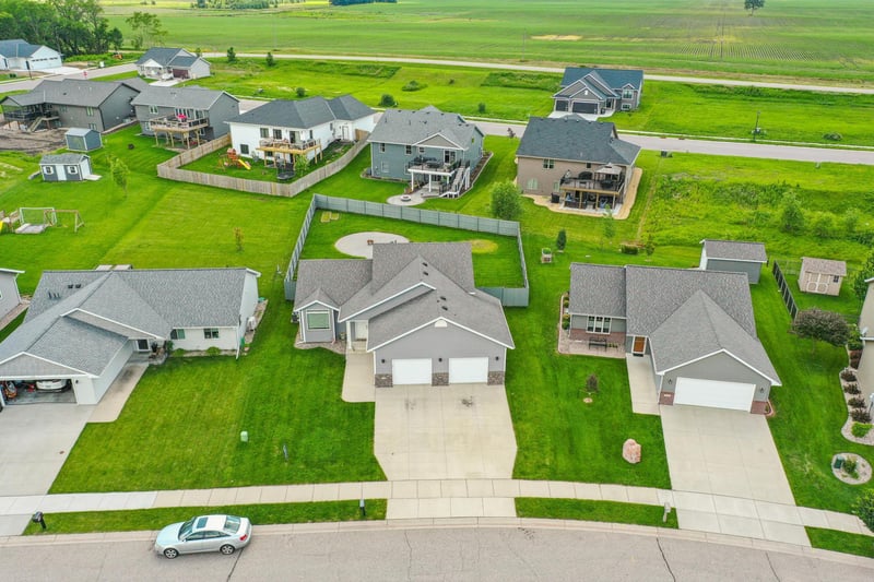 122 Hawk Ave, Eagle Lake, MN 56024
