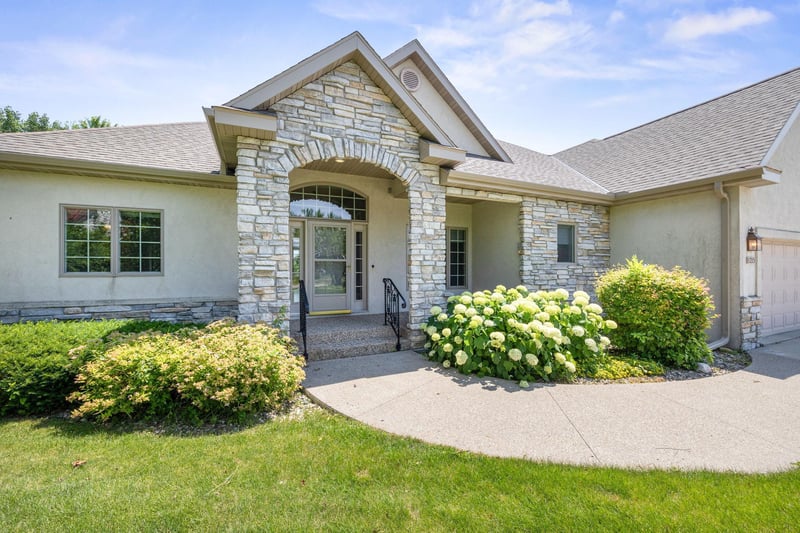 1215 W Shore Dr SW, Hutchinson, MN 55350