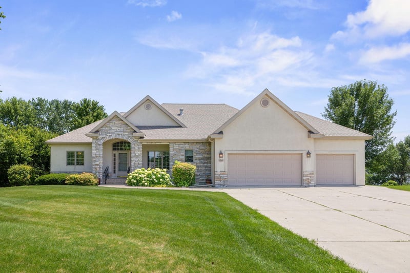 1215 W Shore Dr SW, Hutchinson, MN 55350