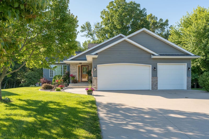 619 Colodoro Ln, Eagle Lake, MN 56024