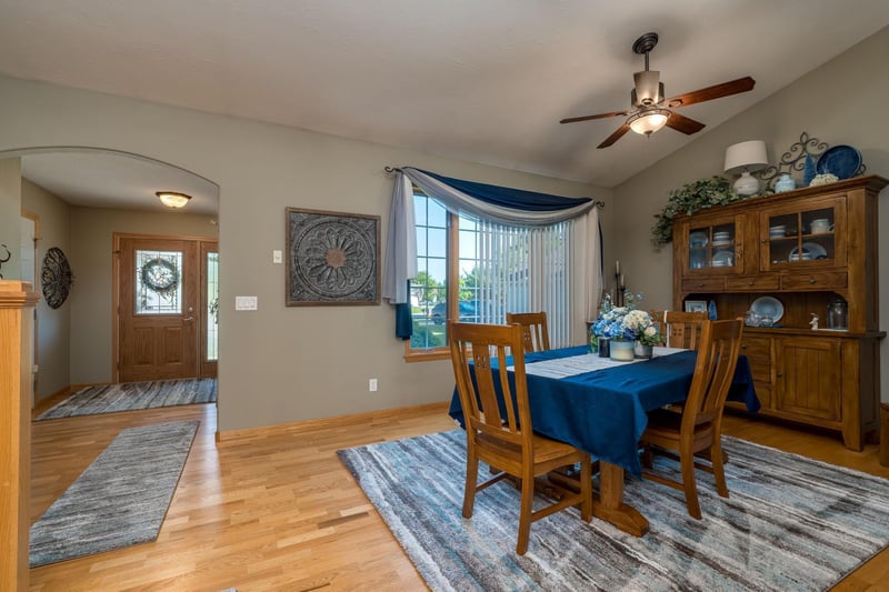 619 Colodoro Ln, Eagle Lake, MN 56024