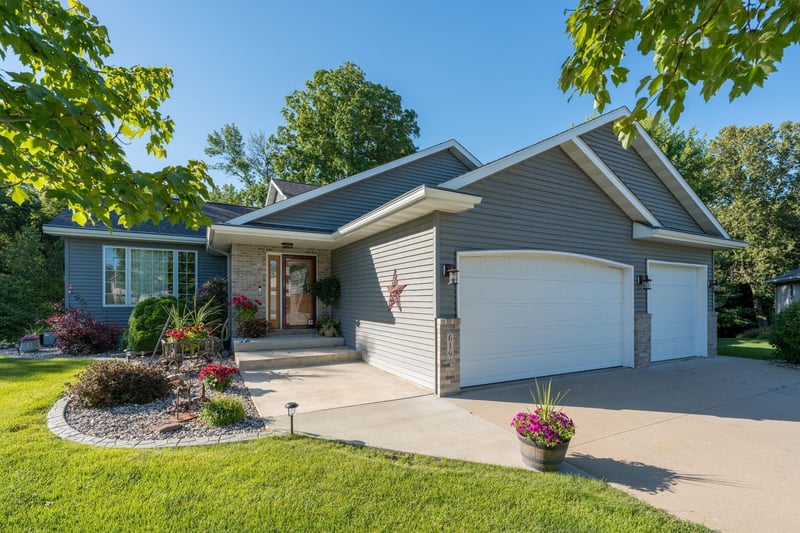 619 Colodoro Ln, Eagle Lake, MN 56024