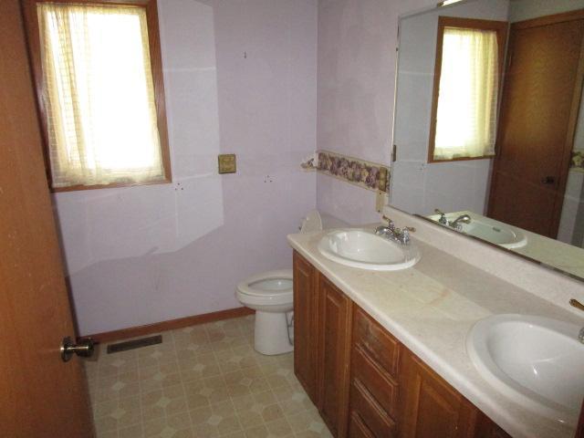 206 N Central Ave, Truman, MN 56088