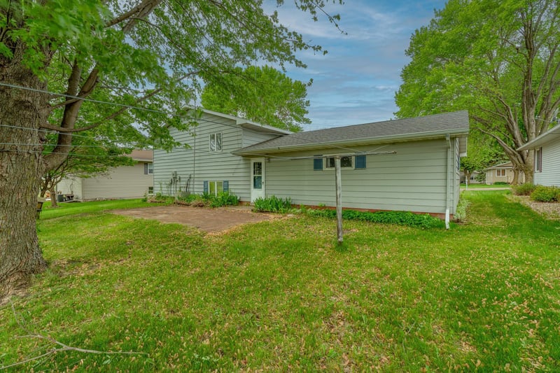 226 S 7th Ave E, Truman, MN 56088
