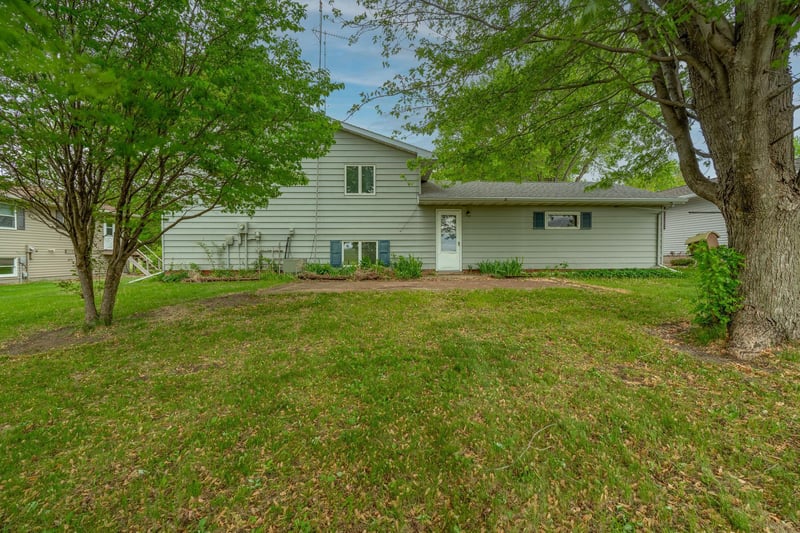 226 S 7th Ave E, Truman, MN 56088