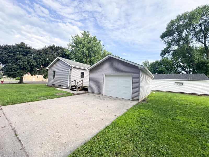936 Adams Ave, Westbrook, MN 56183