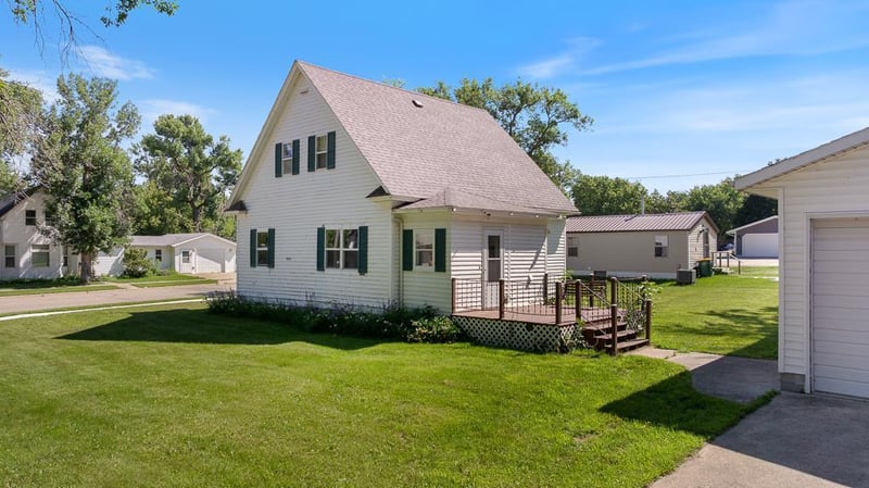 307 W Garfield St, Hendricks, MN 56136
