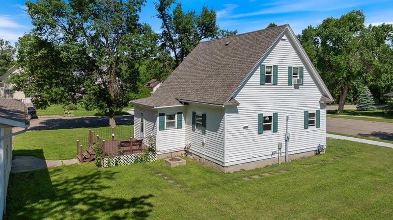 307 W Garfield St, Hendricks, MN 56136