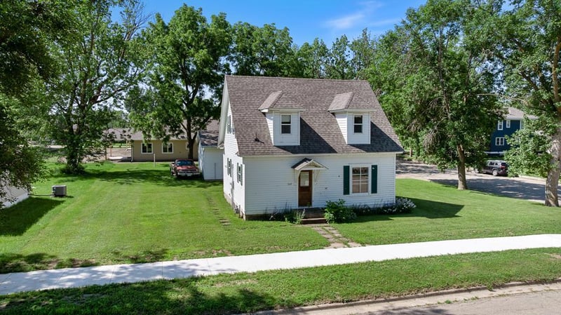 307 W Garfield St, Hendricks, MN 56136