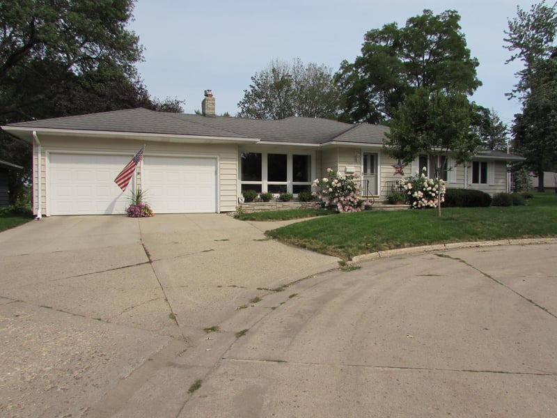 1317 Beach Pl, Fairmont, MN 56031