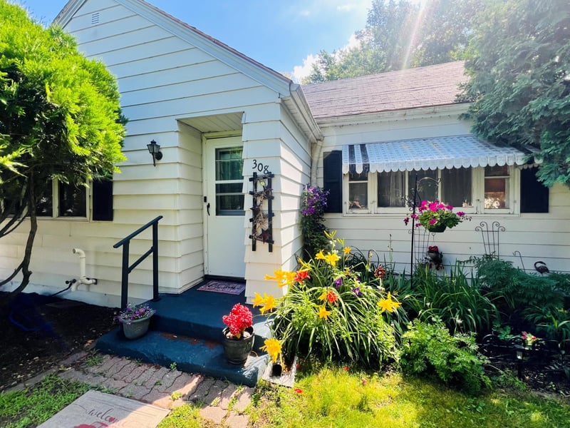 308 1st St E, Chokio, MN 56221