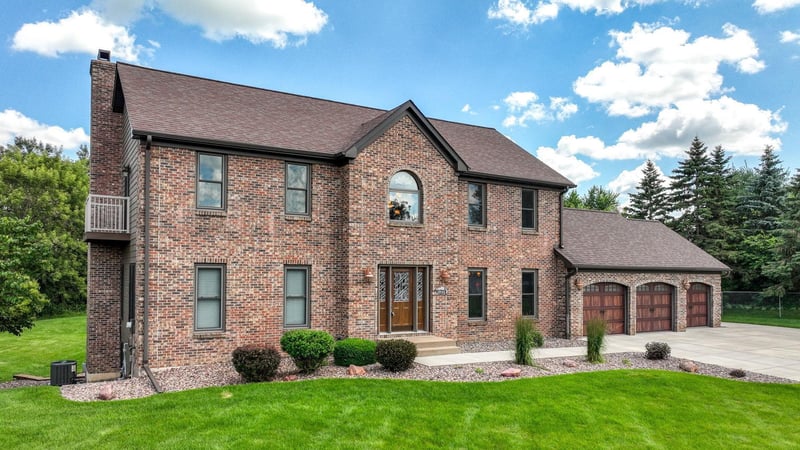 3946 Woodcrest Ct, Eau Claire, WI 54701