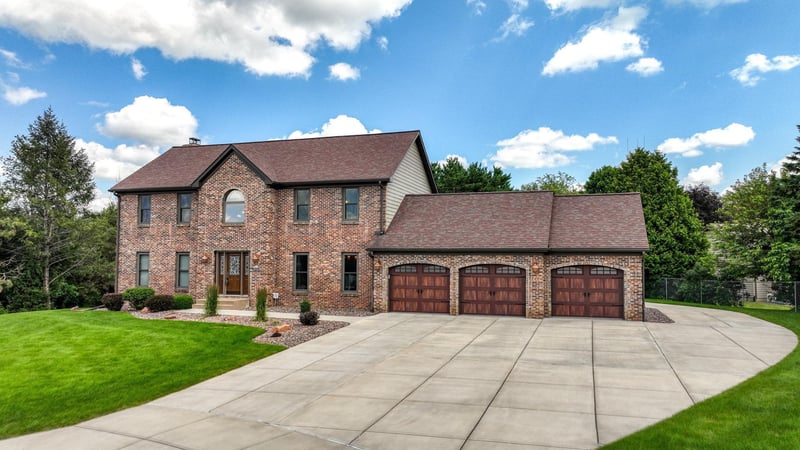 3946 Woodcrest Ct, Eau Claire, WI 54701