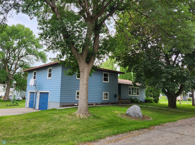206 1st St SE, Rothsay, MN 56579