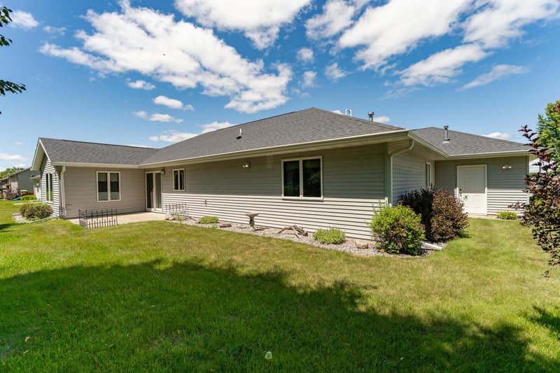 320 Northern Hills Trl, Saint Charles, MN 55972