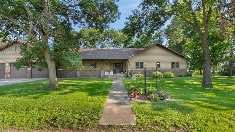 21901 Vista Rd, Hutchinson, MN 55350