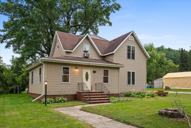 414 S Main St, Elmwood, WI 54740