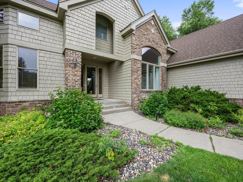 3933 Donegal Way, Eagan, MN 55122