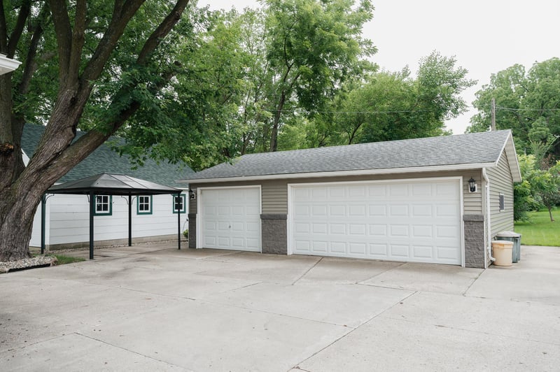 223 W 10th St, Fairmont, MN 56031