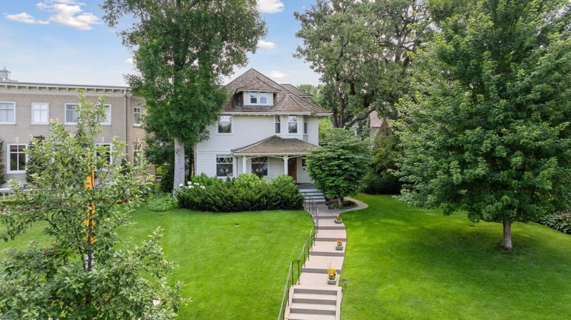 2225 E Lake Of The Isles Pw, Minneapolis, MN 55405
