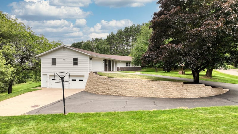 1126 Kathryn Dr, Eau Claire, WI 54701