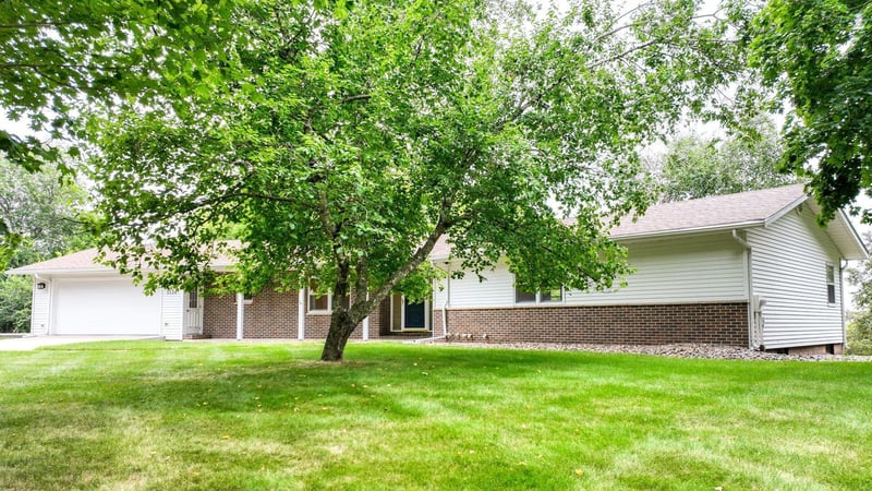 1126 Kathryn Dr, Eau Claire, WI 54701
