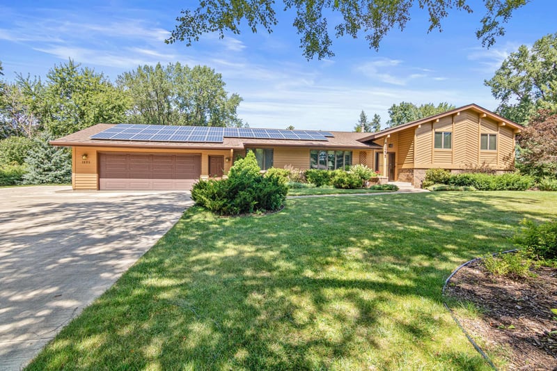 1895 Gluek Ln, Roseville, MN 55113