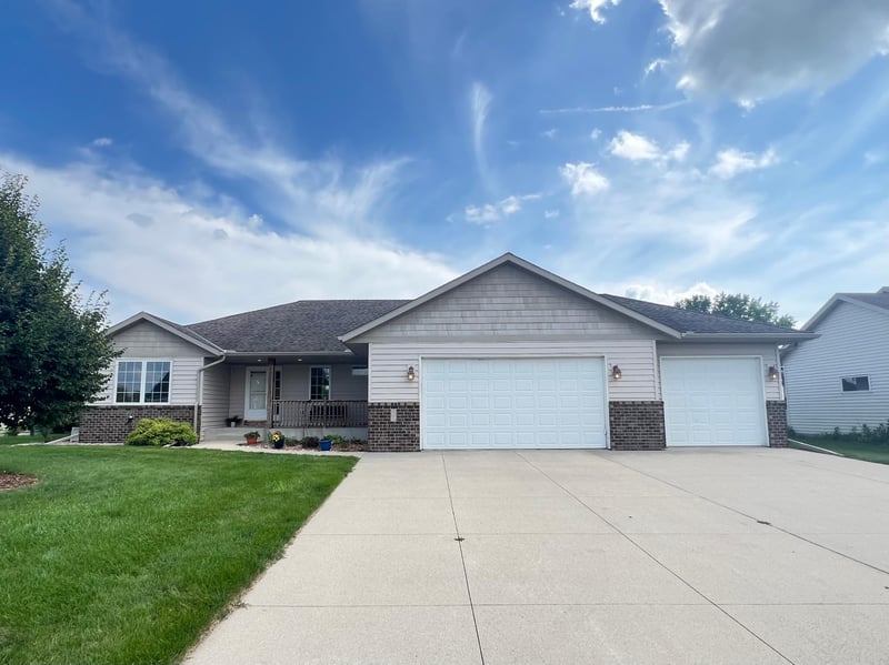 406 20th St W, Glencoe, MN 55336
