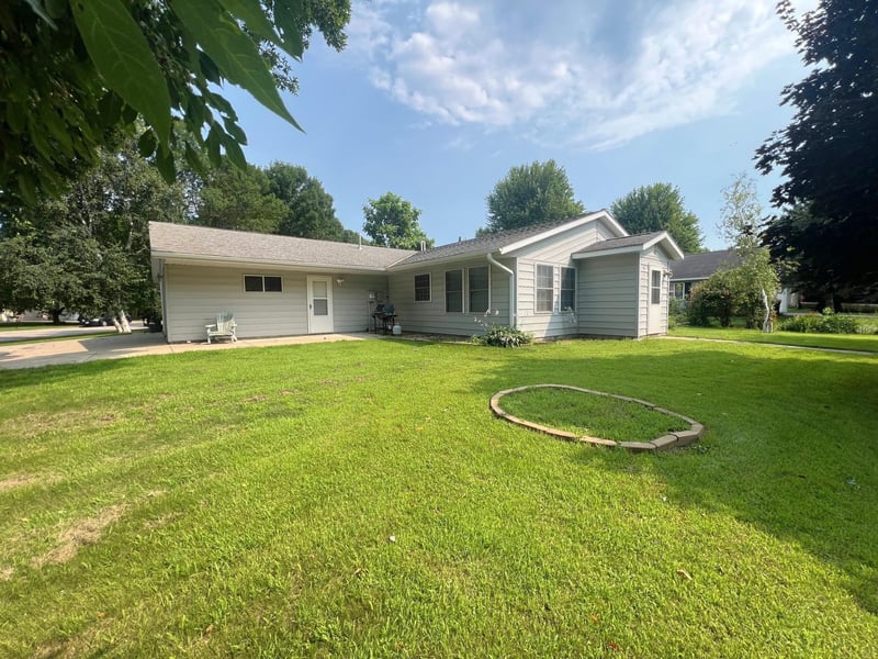 161 Hillcrest Ave, Spicer, MN 56288