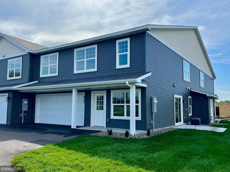 809 Tomahawk Ct, Madison Lake, MN 56063
