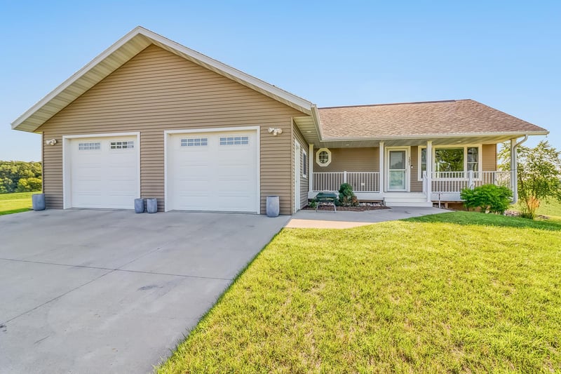 121 8th St SE, Pelican Rapids, MN 56572