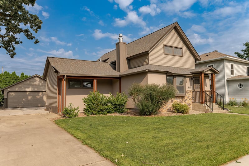 918 Saint Charles Ave, Saint Charles, MN 55972