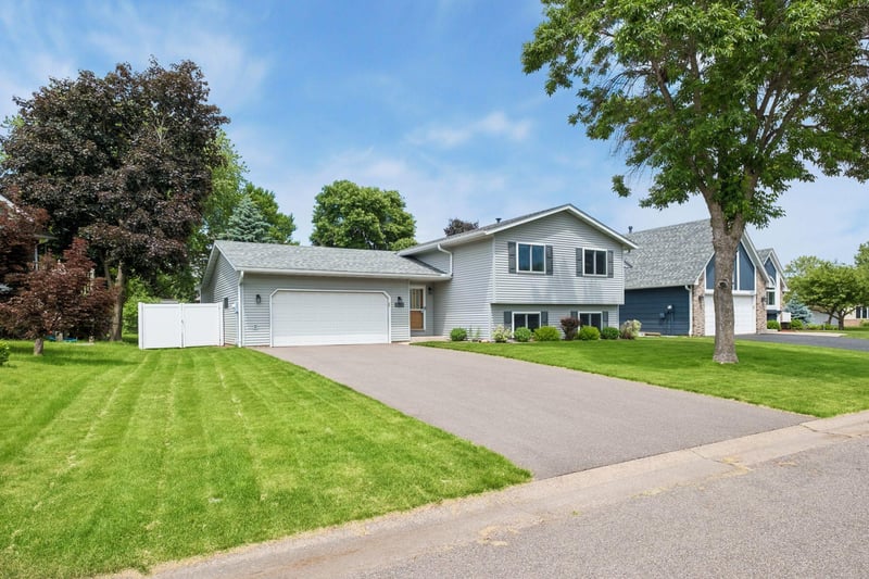 5533 Golfview Ln N, Oakdale, MN 55128