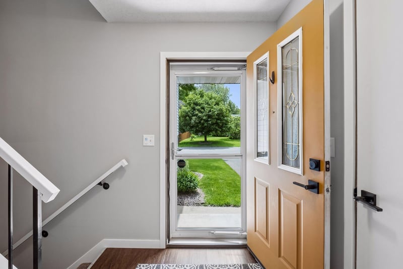 5533 Golfview Ln N, Oakdale, MN 55128