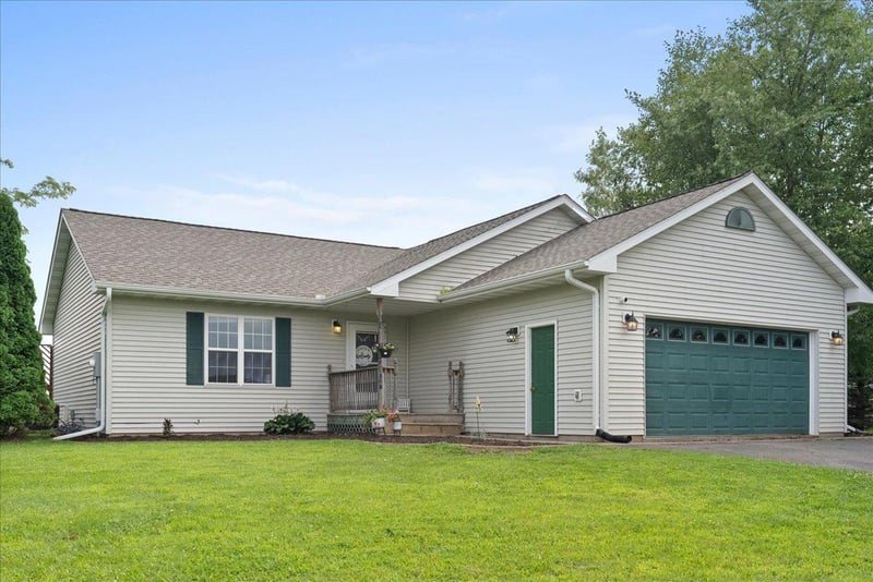102 Oak Dr, Clayton, WI 54004