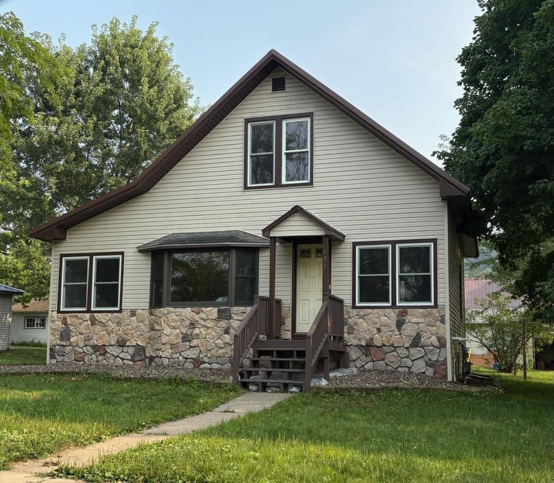 139 W Wilson Ave, Elmwood, WI 54740