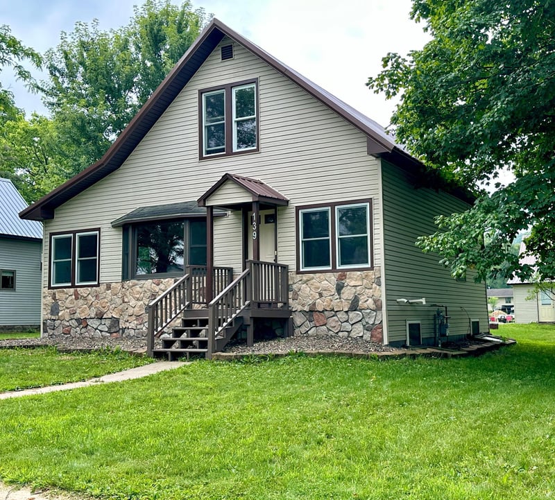 139 W Wilson Ave, Elmwood, WI 54740
