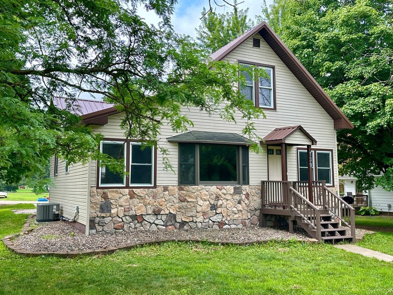 139 W Wilson Ave, Elmwood, WI 54740