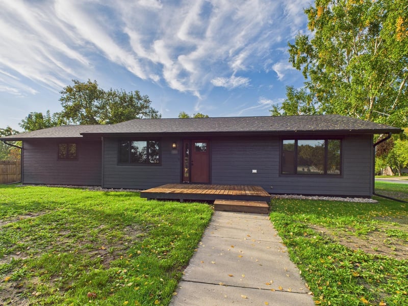306 Elk St NW, Warroad, MN 56763