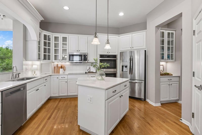 19081 Inndale Dr, Lakeville, MN 55044