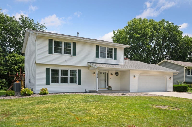1834 Howell St N, Falcon Heights, MN 55113
