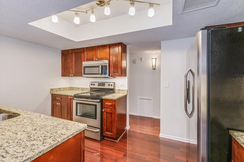 6105 Lincoln Dr #231, Edina, MN 55436