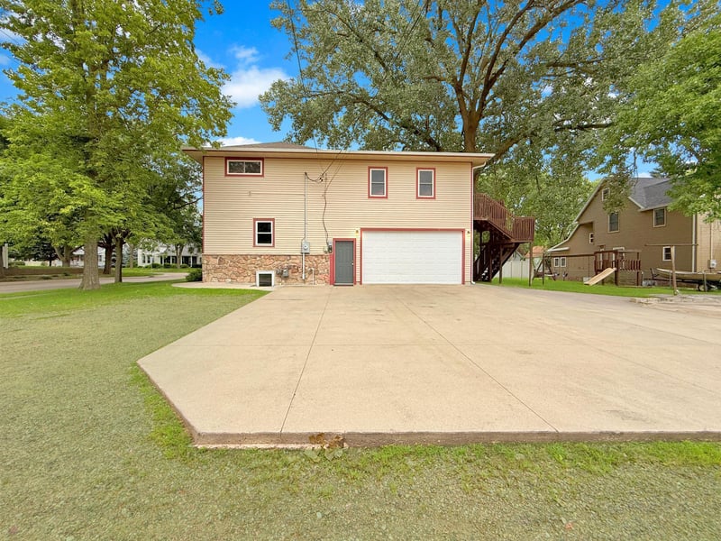 101 S 5th St, Montevideo, MN 56265