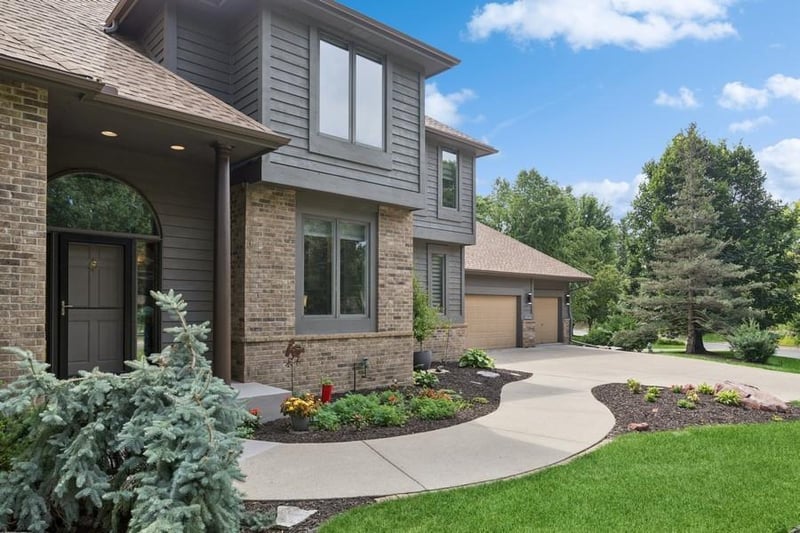 14701 Summit Oaks Dr, Burnsville, MN 55337