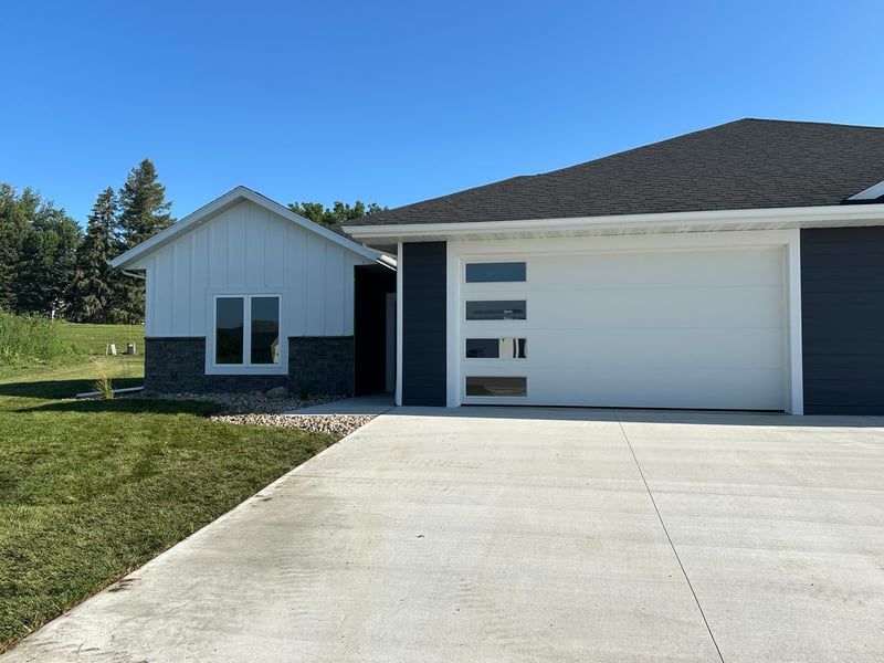 717 Tallgrass Cir, Luverne, MN 56156