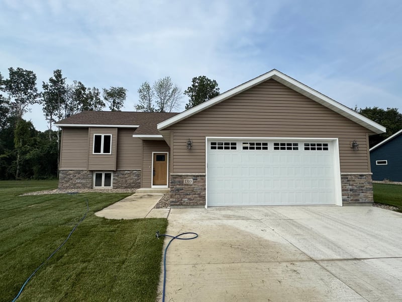 1310 SE Greenleaf Rd, Owatonna, MN 55060