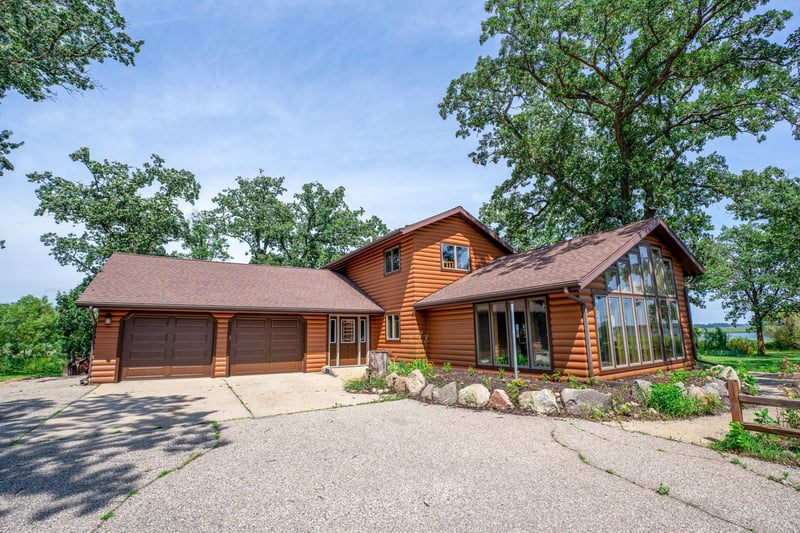 21201 52nd St NE, New London, MN 56273