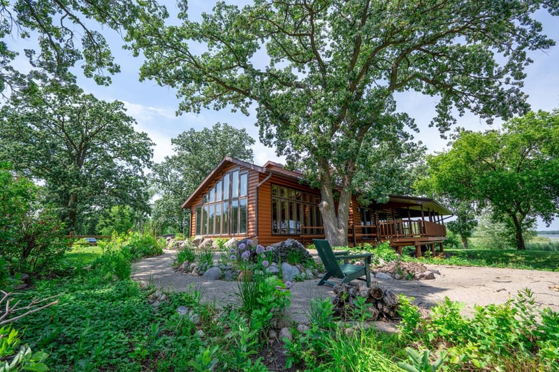 21201 52nd St NE, New London, MN 56273